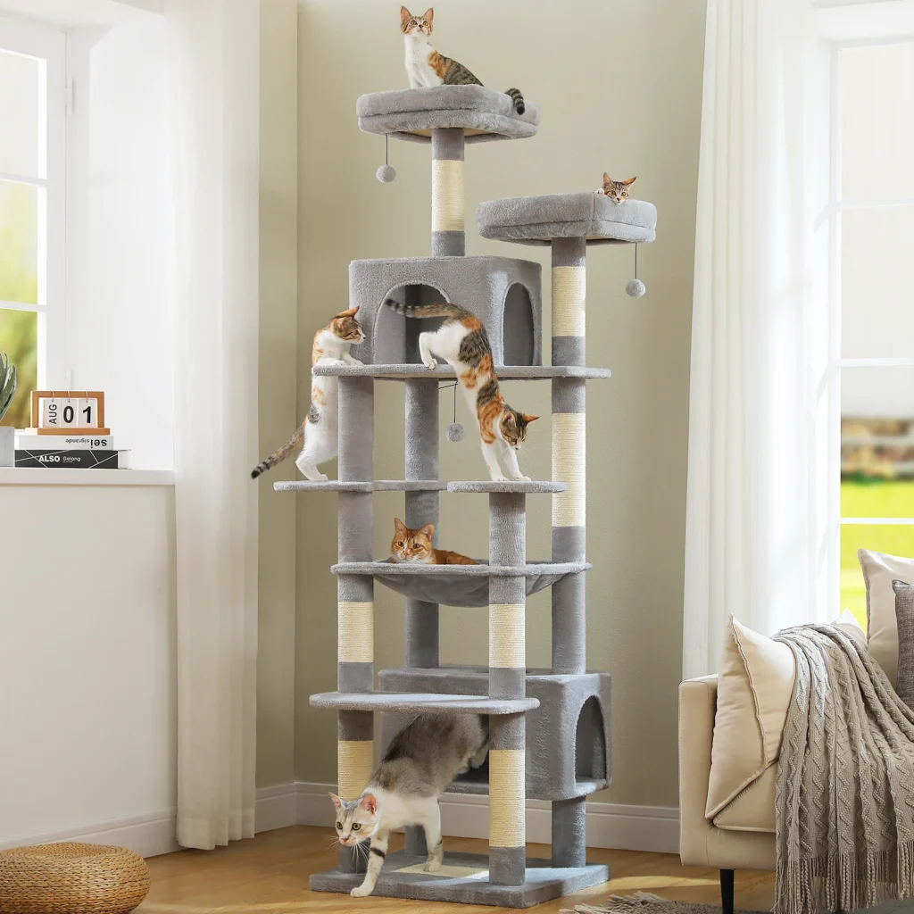 Arbre à chat gris à plusieurs plateformes installé dans un salon, avec des chats